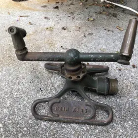 P6514 Rain King Vintage 1920s Model Lawn Garden Sprinkler Cast Iron/brass P6514 Rain King Vintage 1920s Model Lawn Garden Sprinkler Cast Iron/brass